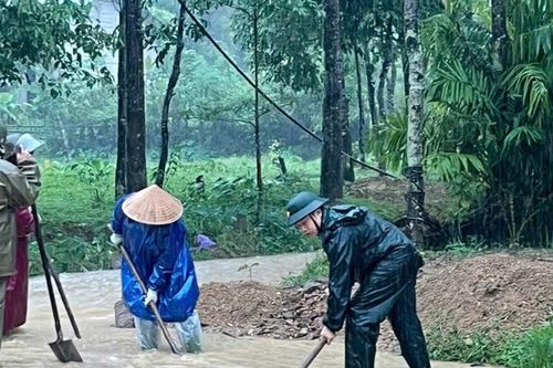 Bộ đội Biên phòng thành phố Huế hỗ trợ người dân di dời đến nơi an toàn