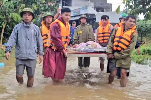 Công an xã kịp thời hỗ trợ Mẹ Việt Nam anh hùng bị bạo bệnh trong lũ dữ