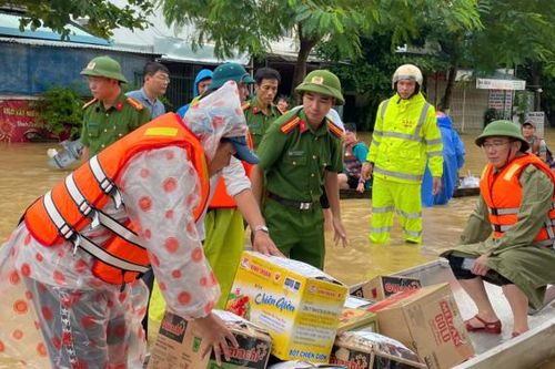 Cảnh sát cơ động tặng nước uống, thực phẩm cho người dân vùng lũ