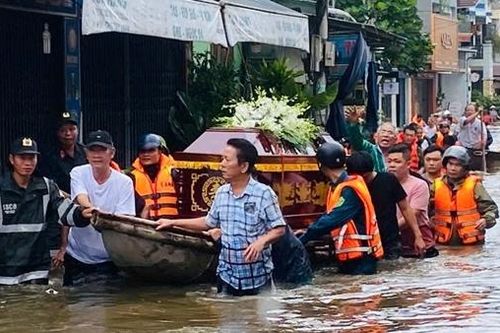 Công an giúp dân tiễn biệt người thân trong mưa lũ