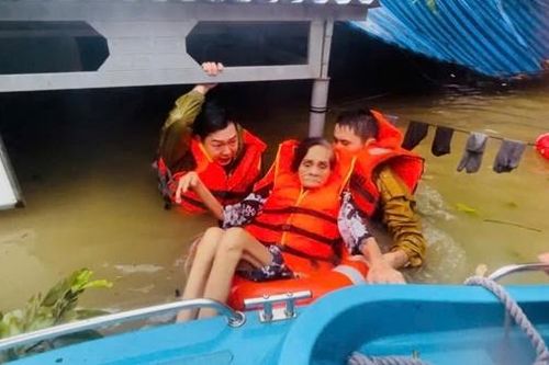 Thăm hỏi chiến sĩ Công an bị thương khi cứu dân trong mưa lũ