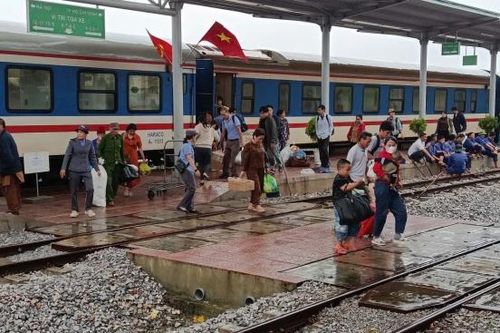 Mưa lũ miền Trung khiến 17 đoàn tàu phải tạm ngừng hoạt động