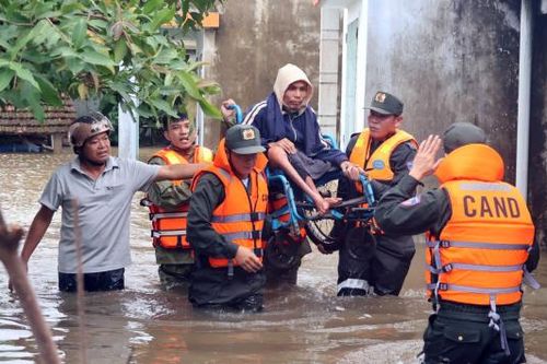 Trung đoàn Cảnh sát cơ động Trung Bộ hỗ trợ người dân ứng phó mưa lũ