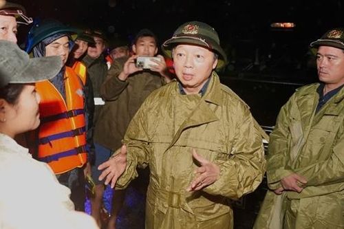 Chủ động bảo đảm nguồn lương thực, nước uống, thuốc men và phương tiện di chuyển cho người dân vùng ngập sâu