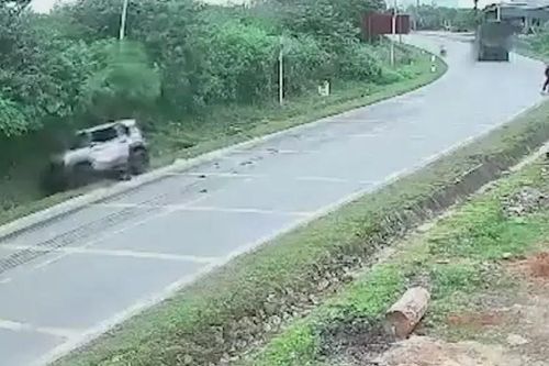 Ô tô con lật nhiều vòng vì tránh xe tải đi ngược chiều