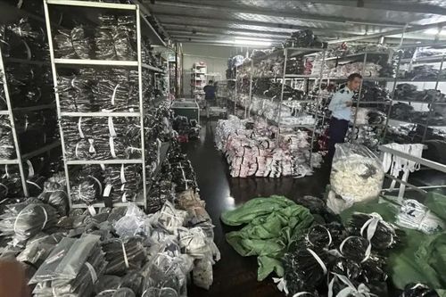 Phát hiện hơn 16.000 quần áo giả nhãn hiệu nổi tiếng