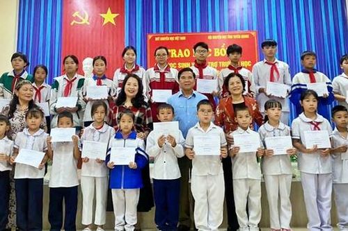Hội Khuyến học Tuyên Quang hỗ trợ trường học và học sinh khắc phục hậu quả bão lũ