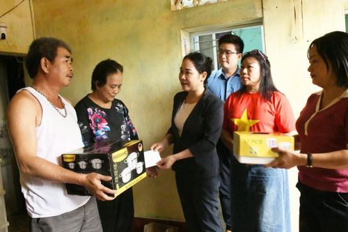 Thứ trưởng Bộ Dân tộc và Tôn giáo Nông Thị Hà thăm, tặng quà các gia đình bị thiệt hại do bão lũ tại phường Thục Phán