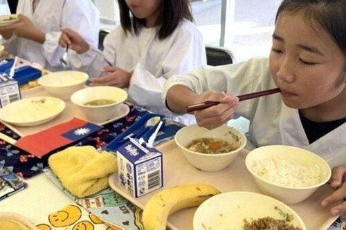 Cơm trưa ở trường của học sinh tại đất nước thông minh nhất thế giới khiến nhiều cha mẹ giật mình