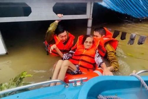 Lực lượng Công an căng mình suốt ngày đêm, kề vai sát cánh cùng người dân trong mưa lũ