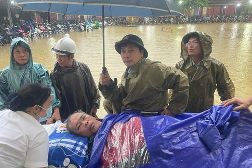 Lũ lịch sử 'nhấn chìm' nhiều bệnh viện ở Huế, nhiều nơi ở Đà Nẵng cô lập