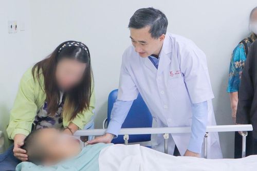 Cuộc hội ngộ xúc động giữa Thứ trưởng Y tế và người được cứu sống ở cầu Nhật Tân