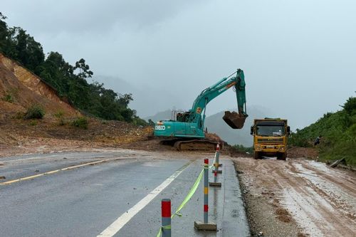 Hàng nghìn khối đất đá tràn lấp mặt đường cao tốc La Sơn - Hòa Liên