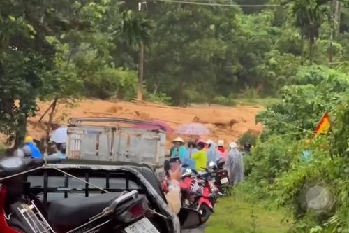 Kinh hoàng quả đồi sạt lở, đất đá ào ạt đổ xuống quốc lộ 40B