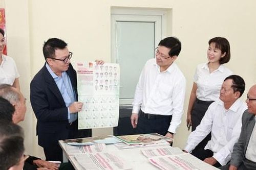 Người dân tìm hiểu dự thảo văn kiện đại hội Đảng toàn quốc tại bưu điện văn hóa xã