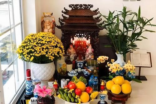 Bàn thờ Thần tài cắm hoa gì để mang lại tài lộc