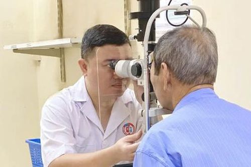 Người đàn ông Quảng Ninh phải nhập viện sau khi tự pha nước muối để nhỏ mắt