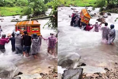 Nghẹn lòng bà con bám vai nhau vượt lũ dữ đưa người đã mất đi an táng ở Đà Nẵng