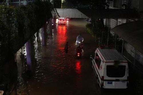 Người dân Huế trắng đêm chạy lũ
