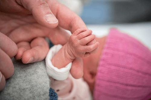 Trẻ sinh non thường gặp vấn đề gì về sức khỏe sau sinh?