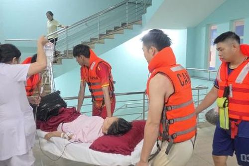 Bộ Y tế yêu cầu cơ sở y tế khu vực miền Trung trực 24/24, sẵn sàng cấp cứu cho nạn nhân do mưa lũ gây ra