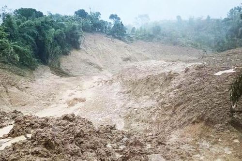 Nổ lớn trong đêm, 5 thôn bị chia cắt do sạt lở núi