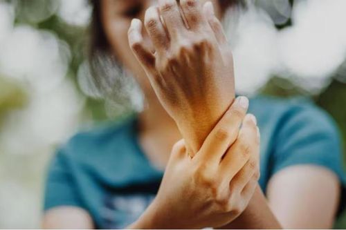 6 mẹo đơn giản giúp giảm đau khớp hiệu quả trong mùa lạnh
