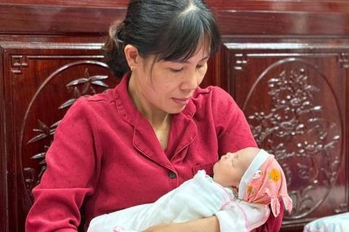 Nữ hiệu phó trường mầm non bất ngờ 'nhặt' được bé gái sơ sinh khi đi tập thể dục