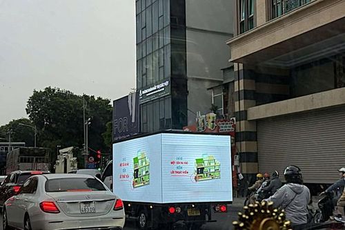 Xe tải biến thành 'biển quảng cáo di động' bị xử phạt