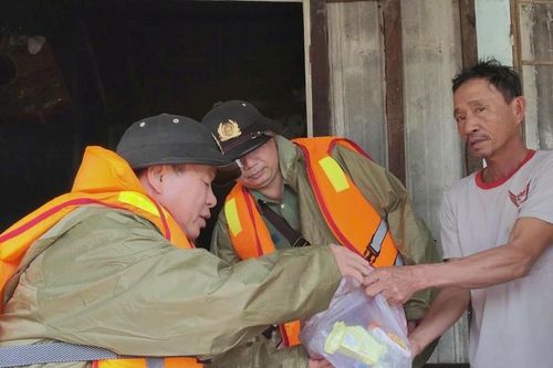 Trực tiếp Giám đốc Công an TP Đà Nẵng đi vào tâm lũ tiếp tế lương thực cho người dân