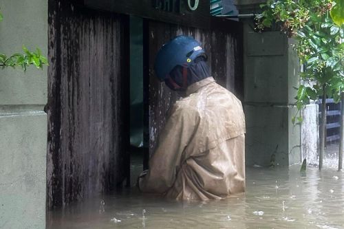'Tôi bất lực nhìn đồ đạc chìm trong biển nước'