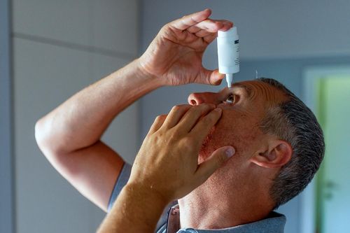 Tự chữa đau mắt, người đàn ông trả giá nặng nề