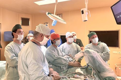 Bác sĩ Việt Nam mổ nội soi thị phạm tại Liên bang Nga