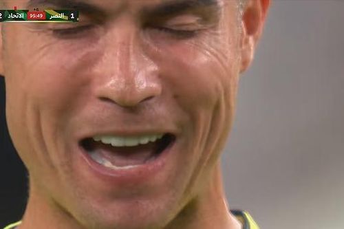 Ronaldo tự nói chuyện rồi đá hỏng