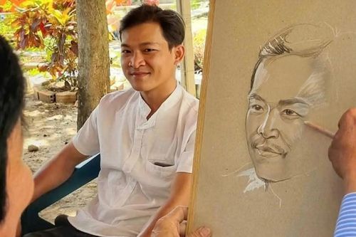 Sáng làm công ty, chiều về bán khô, tối ngồi viết văn
