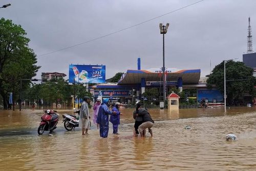 Không kịp đến bệnh viện, sản phụ ở Huế đẻ rơi giữa dòng lũ