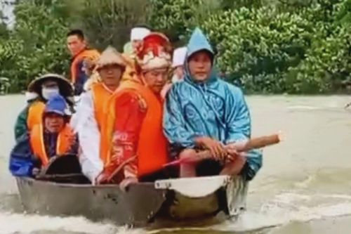 Xót xa đưa tang trong mùa lũ lớn ở Quảng Trị