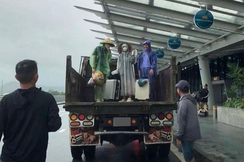 Du khách đi công nông ra sân bay giữa lũ lụt lịch sử ở Huế