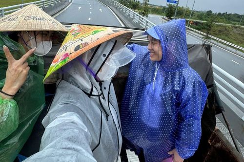 Cảnh du khách đi xe công nông ra sân bay Huế