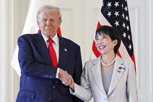 Bà Takaichi ngoại giao trên bàn ăn với ông Trump