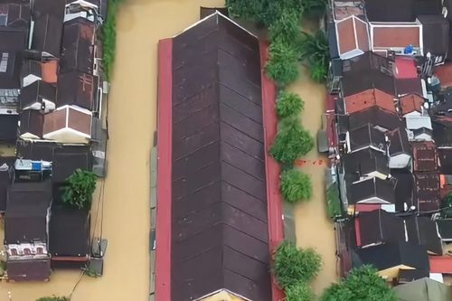 Mưa lớn kéo dài, chợ Hội An ngập tới nóc