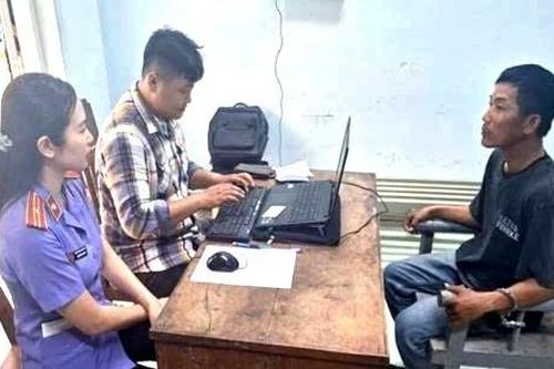 Hai người dân bị tên cướp đâm trọng thương khi áp giải đối tượng