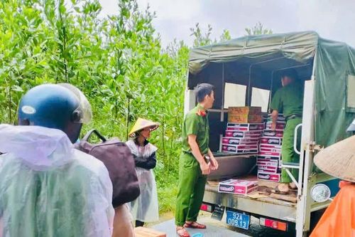Nghĩa tình giữa mùa mưa lũ