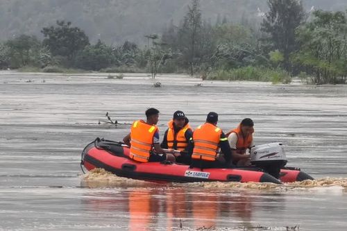 Giải cứu nhiều người dân mắc kẹt giữa dòng lũ sông Trà Khúc