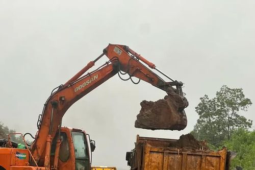 Mưa trắng trời, hàng chục thiết bị khơi thông 20 điểm sạt lở Quốc lộ 14E