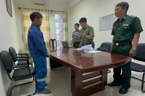 Khởi tố bị can chủ tàu cá tội 'Tổ chức cho người khác xuất cảnh trái phép'