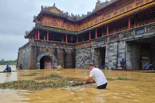 Khẩn trương dọn dẹp các điểm di tích Huế ngay khi nước rút