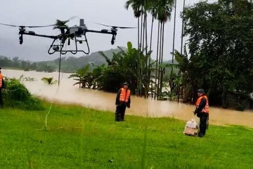 Đưa máy bay không người lái cứu trợ người dân bị cô lập do mưa lũ