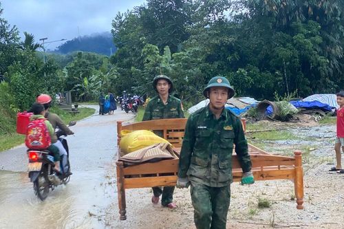 Lực lượng 'tại chỗ' ứng chiến, hỗ trợ người dân vùng sạt lở, ngập lũ
