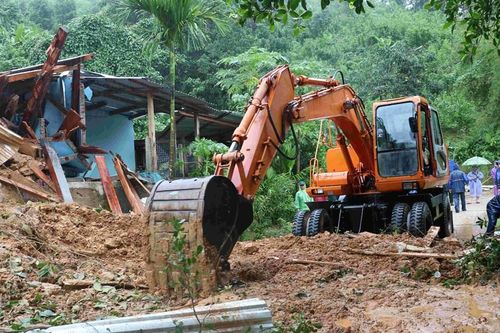 Công binh Khu 5 mở đường giữa mưa lũ, tiếp cận vùng cô lập